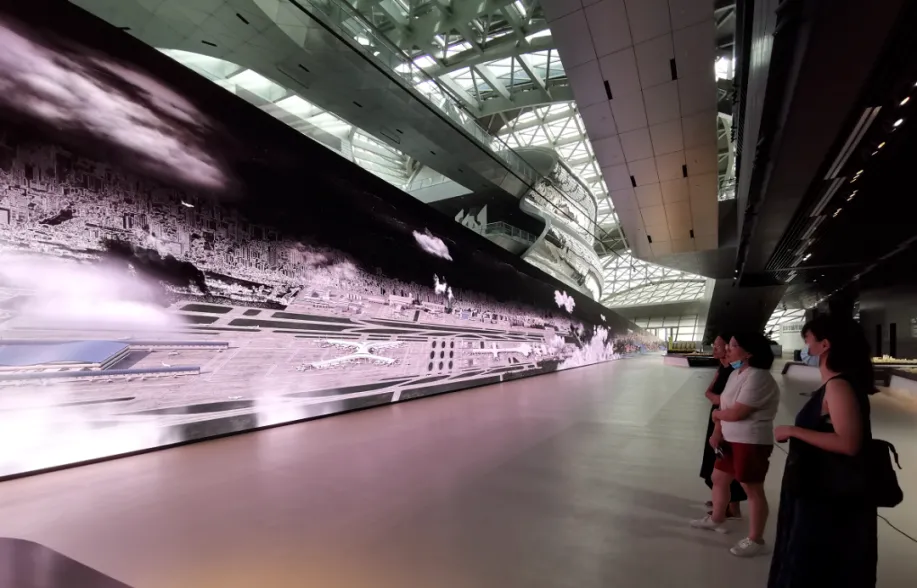 40 years fly in a blink of an eye, the 72-meter Shenzhen version of the “Riverside Scene at Qingming Festival” is display vividly on the screen