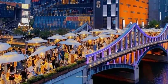 Unilumin created a cyber-popular scenic spot once again! With the 140 sqm innovative screen, “Manhattan” of Ningbo is lighted up!