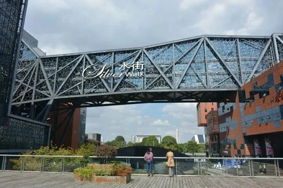 Unilumin created a cyber-popular scenic spot once again! With the 140 sqm innovative screen, “Manhattan” of Ningbo is lighted up!