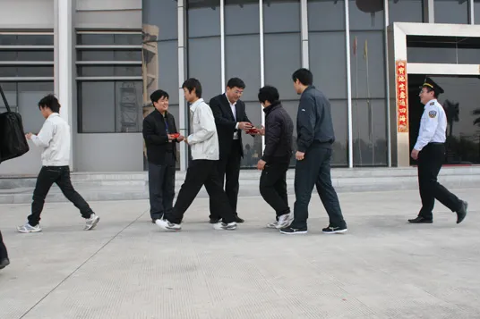 Unilumin Opening Ceremony of the new year: Staffs are happy to receive the red envelopes.