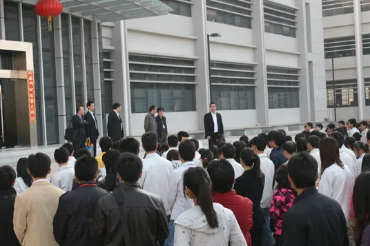 Unilumin Opening Ceremony of the new year: Staffs are happy to receive the red envelopes.