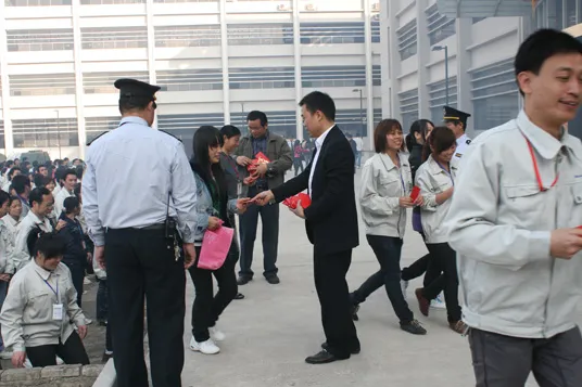 Unilumin Opening Ceremony of the new year: Staffs are happy to receive the red envelopes.