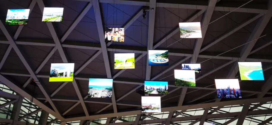 40 years fly in a blink of an eye, the 72-meter Shenzhen version of the “Riverside Scene at Qingming Festival” is display vividly on the screen