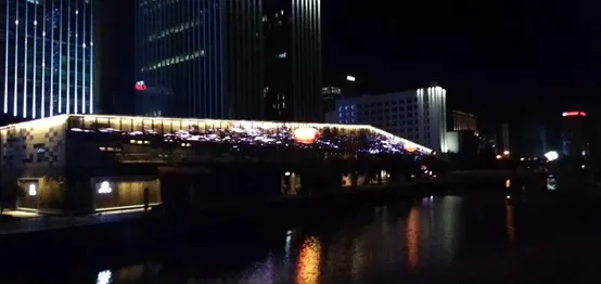 Unilumin created a cyber-popular scenic spot once again! With the 140 sqm innovative screen, “Manhattan” of Ningbo is lighted up!